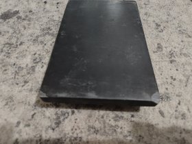 龙吐水歙砚 上世纪八九十年代产品 手工制作 底角小磕 砚背部腊封 下发都不错 很实用…