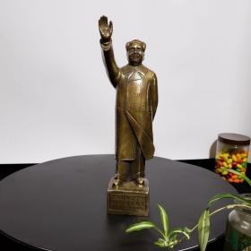 毛主席挥手像铜像伟人全身站像纯铜雕塑戴帽毛泽东铜像家居客厅摆件，长宽高6×5.5×26cm，重约1100克，标价就是卖价，不议价偏远不包邮。                             
  小店诚信交友。看到有喜欢的收藏下，需其它古玩摆件老货进店查看，不定时更新，欢迎捡漏，不议价。诚信经营…