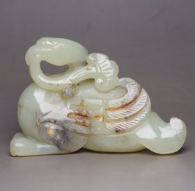 古玉精品，和田玉凤鸟 规格: 8.3×5.6×2.8厘米 重 128克。 玉质温润细腻，沁色自然，刀功老道，皮壳包浆一流，雕刻生动，线条流畅，品相完美！