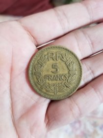 法国1946年5法郎黄铜币一枚
品相如图，少见的黄铜材质。保真，包挂号，非假不退