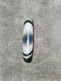 天然藏蓝沁缠丝玛瑙天珠，尺寸43/11mm，包浆浑厚，线条流畅优美。缠丝纹路清晰自然，形似佛眼，沁色特别漂亮。风化效果好，适合做吊坠佩戴