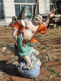 民国时期，刘海戏金蟾雕塑瓷像一尊，陶艺大师曾山东制作，全品无瑕疵，包老到代，收藏摆设佳品。高36cm