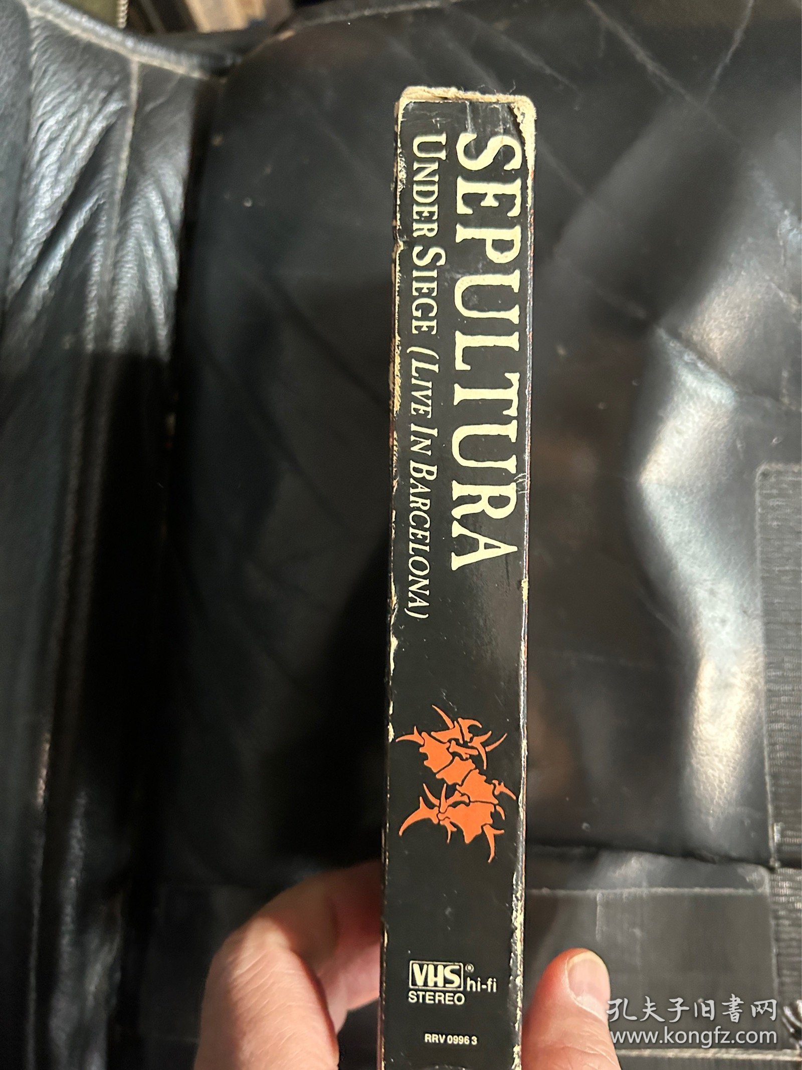 巴西著名死亡/激流金属乐队sepultura埋葬的1991年巴塞罗纳演唱会现场+采访原版录像带VHS，音质画质完好，带一张小海报，带子侧面有霉痕无碍播放