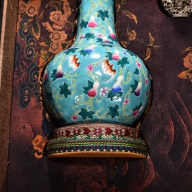 清乾隆珊瑚绿地珐琅彩福寿天球瓶 盒高27.5厘米 宽27厘米 瓶高19厘米 宽12厘米