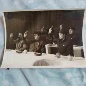 老照片。1971年样板戏奇袭白虎团剧组进驻长影拍电影，在欢迎仪式大会上挥动红宝书，高喊口号。前排右一奇袭白虎团主角严伟才的扮演者宋玉庆。