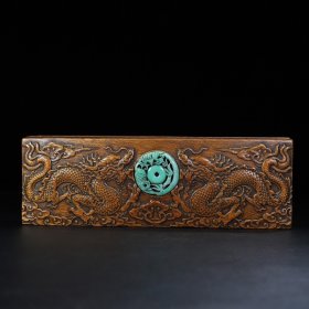 花梨木雕刻双龙戏珠文房四宝盒
长30厘米宽10厘米厚4.5厘米，重876克