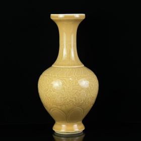 黄釉雕刻花卉纹赏瓶。高26*12.5