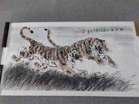 中美协会员朱存光 四尺整138*68，双虎图 朱存光老师，中国美术家协会会员，男，生于1970年，河南商丘人，毕业于河南师范大学，北京燕山书画院特聘画家，后师从王仁华先生，中国美术家协会会员，河南省美术家协会会员，河南省书法家协会会员。 【主要成就】： 2007年获河南省第二届花鸟画大展优秀奖 2007年河南省新人新作展国画优秀展
