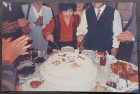 彩色老照片，八十年代，夫妻切生日蛋糕