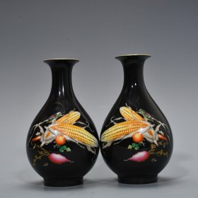 清雍正郎世宁绘黑地珐琅彩果蔬纹玉壶春瓶 17*10厘米 6000