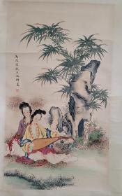 著名画家王叔晖款侍女画一幅。画芯长92厘米，宽52厘米。装裱后长198厘米，宽66厘米。 王叔晖 ( 1912.8 -1985.7 )，字郁芬，祖籍浙江绍兴，生于天津，是现代著名工笔重彩人物女画家。1949年参加工作，历任出版总署美术科员，新华书店总管理处美术室图案组组长，人民美术出版社连环画创作组组长。现在精品不许出境。顺丰快递包邮。