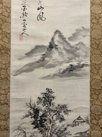 【平尾竹霞】
名称:字画【古筆山水图】老作品，
作者:平尾竹霞
材质:纸本绫裱立轴
规格:34*136（画心尺寸cm)
        47*199（整体尺寸cm）
品相:如图 老旧，黄斑，脱裱，铅笔污渍，
《不刀价格，喜欢直接拍下即可》