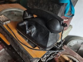 手摇胶木老电话，如图