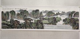 当代山水画名家，哈尔滨美协副主席，郭长安《云绕青山绿树成荫》八尺对开山水画佳作70×246cm，纸本托片，带作者合影。 郭长安，中国美术家协会会员，哈尔滨市美术家协会副主席。作品多次参加全国、黑龙江省、哈尔滨市美展以及韩国、英国、日本、美国、中国香港等国家和地区美术作品展览。有数十幅作品在《人民日报》、《光明日报》、《环球导报》、《中国美术报》等发表和收藏。（保真书画）