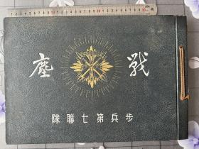 《鏖战.步兵第七连队》1939年发行、尺寸：38cm*26cm、苏州、无锡太湖、南京、庐山、常熟、蚌埠、徐州、无锡、安庆、排市、岳州……