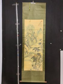 韦萃生/精品山水图立轴，绢本绫裱原装原裱，畫芯45×121厘米，整轴55×188厘米，木轴头，款印如图品相老旧折痕等。 韦萃生（1916—）：贵港人，台湾著名画家，韦萃生是研究石涛的专家，是因为伊编著了一部《石涛上人略述》(台北北山书苑出版发行)，也是研究太平天国的专家，有出版相关书籍，台湾政客、石涛作品收藏家黄崑山题签封面。