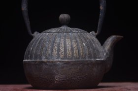 老铸铁【养生茶壶】 总高16厘米壶高11厘米长14厘米宽12厘米 造型唯美，艺术境界造诣深厚。茶艺空间，养生必备