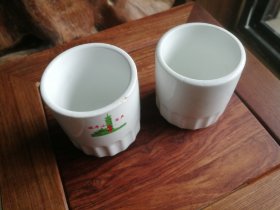 两个直筒白瓷杯合售，两个略有不同