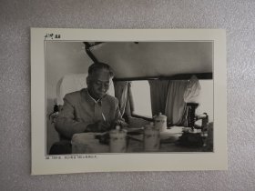 老照片：1964年，刘少奇在飞机上批阅公文