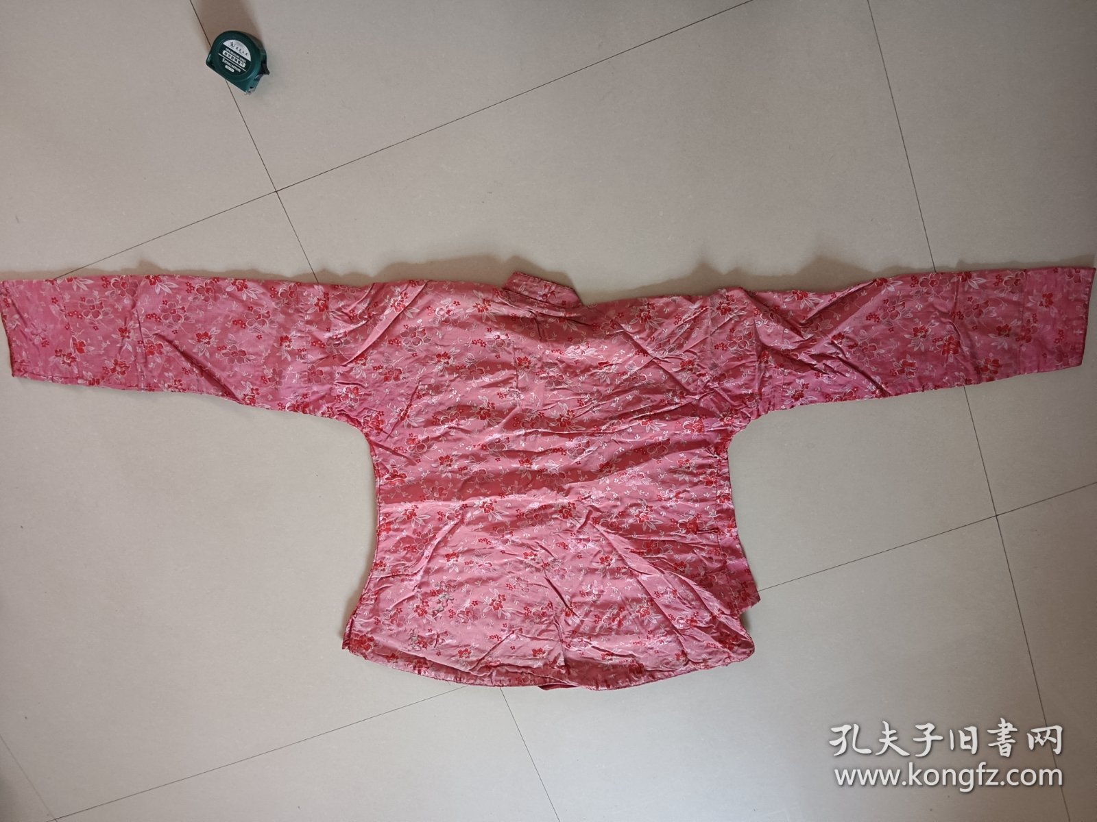 手工缝制老搭襟花袄 老褂子 图六肩下有磨残 图七衣襟下有几处磨残 衣领磨损，图九背面一处破损收藏摆件道具不保合身