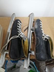 老式旱冰鞋  黑龙江牌 刀式  鞋子纯皮  刀式轮子    稀缺收藏品