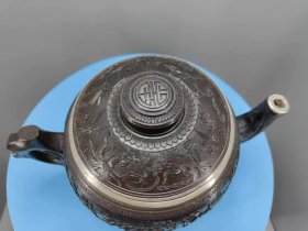 清代椰子壳雕花包银茶壶