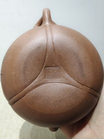 老珍藏，何心舟制《浙寧玉成窑造》底款，盖款［心舟］，刻绘老紫砂壶一把，.........
