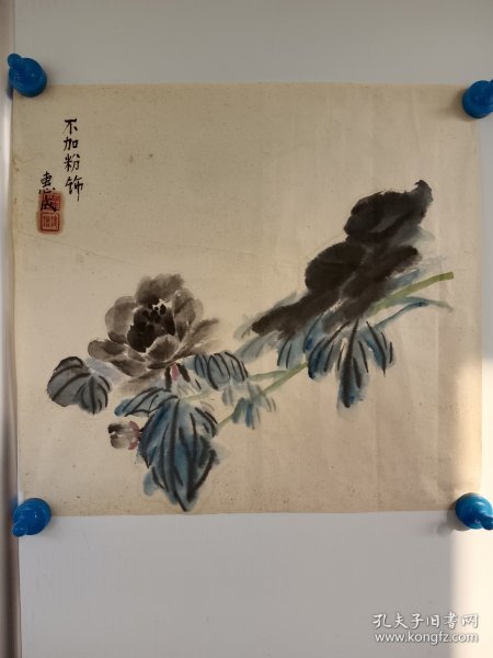 安徽著名画家楼惠成，水墨手绘花卉小品一副，尺寸40x37厘米 保真包手绘 楼惠成，1934年生，现为国家一级美术师，中国国画家协会会员，安徽省美术家协会会员，合肥书画院画师。自幼随潘天寿学画，随后便遍历名山大川，擅画江南山水，画工精细，画风清新，构图精致，作品多次参加省、市级美展并多次获奖，深受艺术爱好者喜欢，被艺术机构和书画爱好者广泛收藏。