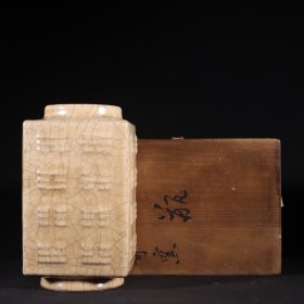 旧藏宋代哥窑米黄釉“养心殿”八卦琮式瓶