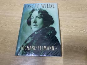 （厚重）Oscar Wilde              艾尔曼《王尔德传》，公认最好，获普利策奖，精装大32开，铜版纸插图，重超1公斤。王尔德的作品精彩绝伦，妙不可言，不过据他自道，他的生活比他的作品更胜一筹。博尔赫斯： 千年文学产生了远比王尔德复杂或更有想象力的作者，但没有一个人比他更有魅力。董桥：他的英文没有落叶没有沙石。