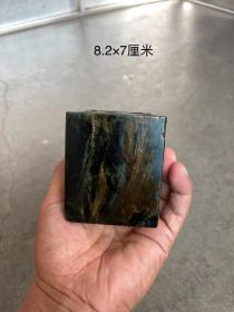 浮雕团龙翡翠印章一枚，尺寸见图1