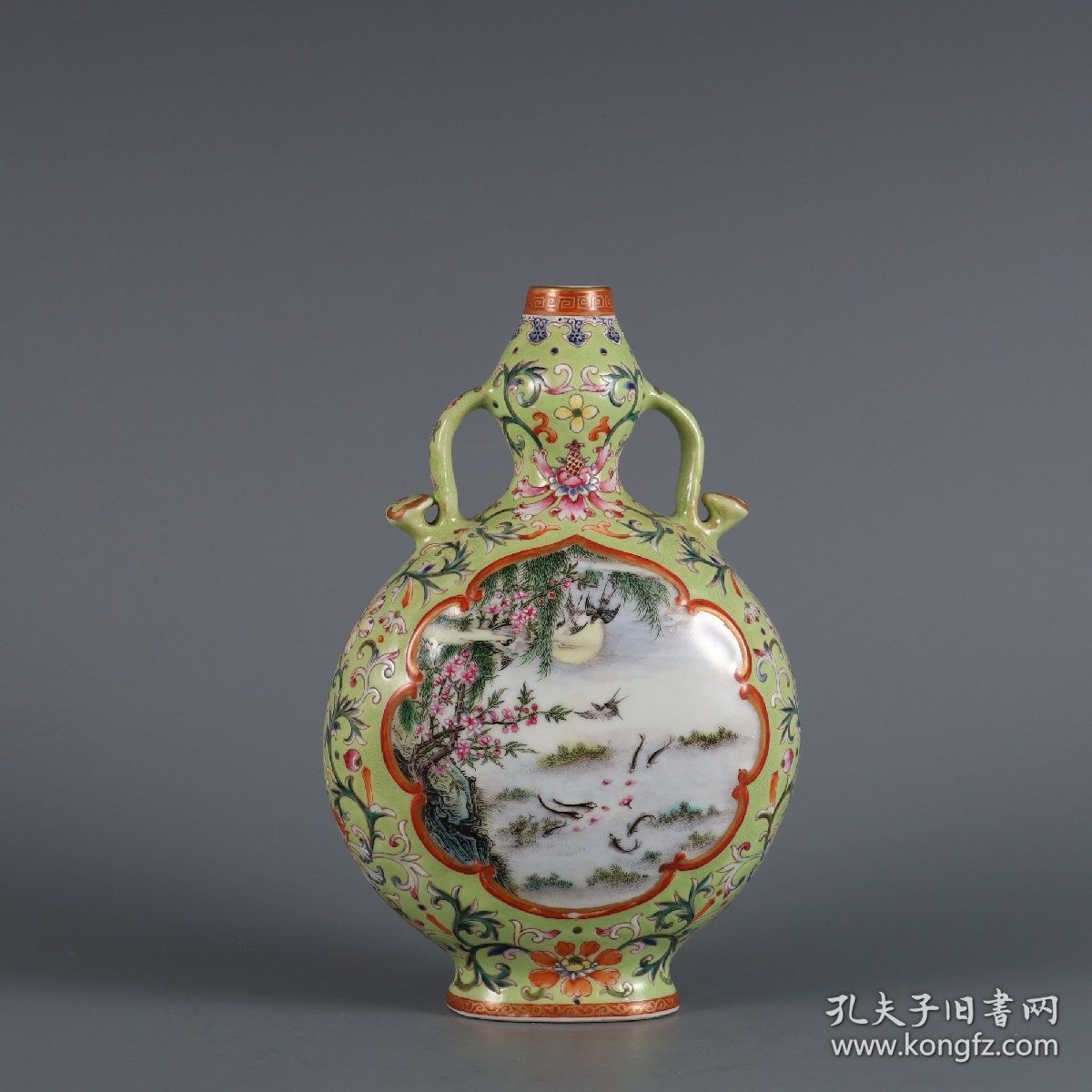 清乾隆年制绿地粉彩开窗花鸟纹如意耳扁瓶