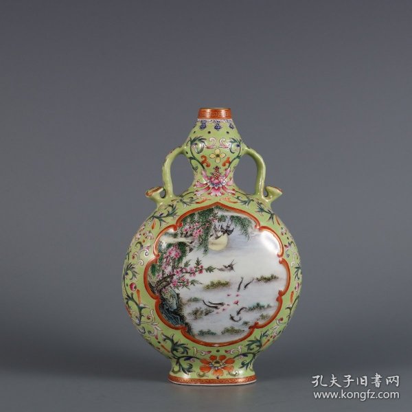 清乾隆年制绿地粉彩开窗花鸟纹如意耳扁瓶