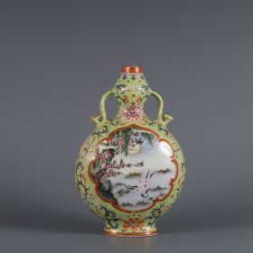 清乾隆年制绿地粉彩开窗花鸟纹如意耳扁瓶