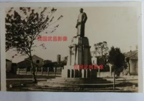 民国武汉武昌老照片。武昌总理铜像。左侧有树木。右侧房舍清晰可见！。大约7.7*5厘米。图片图三，四似乎显得有些偏黄（这是扫描灯光的缘故）。实际为黑白色略灰。下部无边框，注意品相！！！