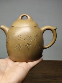 以前下乡收来的，《吴雲根製》底款，段泥刻绘老紫砂壶一把
