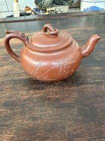 紫砂壶竹影壶、整体做工精致。壶底有款、拍照如图