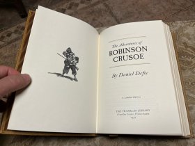 《鲁滨逊漂流记》Robinson Crusoe是英国作家丹尼尔·笛福Defoe的代表作，讲述了一位名叫鲁滨逊的青年，在一次航海中遭遇风暴，面对绝境，鲁滨逊凭借顽强的意志和不懈的努力，建造住所，种植粮食，驯养动物，制作工具，甚至救下并教化了一个土著人“星期五”，两人成为了忠实的朋友… 富兰克林Franklin出版社复刻1719年首版，真皮装帧，百部伟大作品系列，早期厚实无酸纸精品，崭新紧致。