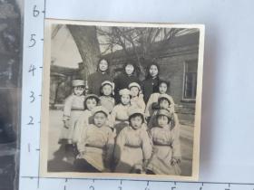 60-70年代三粗辫子美女与参加表演的幼儿园小朋友合影照片照片