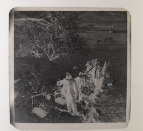 50年代挑担子老农上山劳作