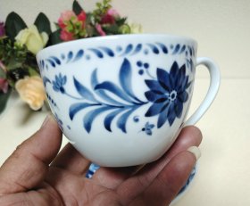 日本瓷器 keito 咖啡杯。青花郁金香咖啡杯。 这款青花郁金香非常少见，实物更美。杯子口径9厘米，高6厘米，碟直径15.5厘米。