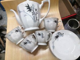 一套唐山瓷，大号茶壶，杯子