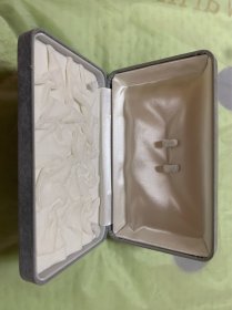 【海外回流  vintage中古】回流中古首饰盒  小年份  很实用  细节可见   仔细看好图片，尺寸如图，有瑕疵，介意勿拍，谨慎下单！出售不退！偏远地区邮费联系客服另算！