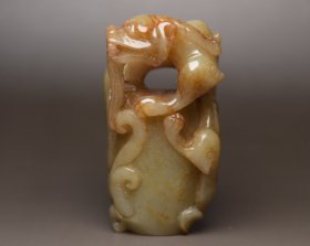 和田玉龙柱 规格: 6.9×3.6×3.6厘米，重 118克。 玉质温润细腻，沁色自然，刀功老道，皮壳包浆一流，雕刻生动，线条流畅，品相完美！