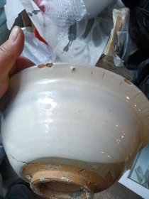 很大的青花瓷碗。口沿有小磕，介意者勿拍。老的。