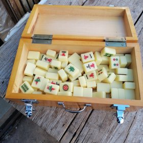 精美精品老麻将精美木盒子麻将，136颗全。
