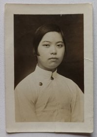 民国早期照相馆拍摄《美女学生半身照》原版黑白老照片1张