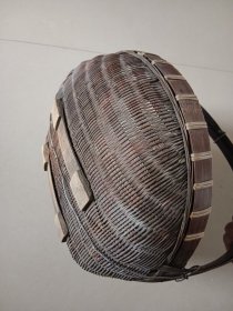 手工藤编小篓 有铁丝固定 其他边沿局部有缺断见图十箭头处