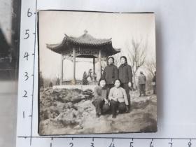 60-70年代四粗辫子美女合影照片远处亭子内孩子正在跨越