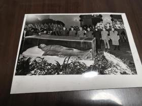 极其悲痛地哀悼伟大领袖和导师毛主席照片 10张原版照片合让：（新华社摄影部，1976年9月印制，未经删改，《北京日报》社制版用，背面有文字说明，尺寸大小不等，品好）